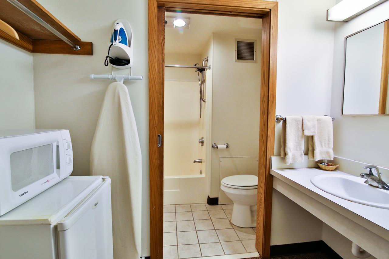 Great American Inn & Suites Devils Lake Exteriör bild