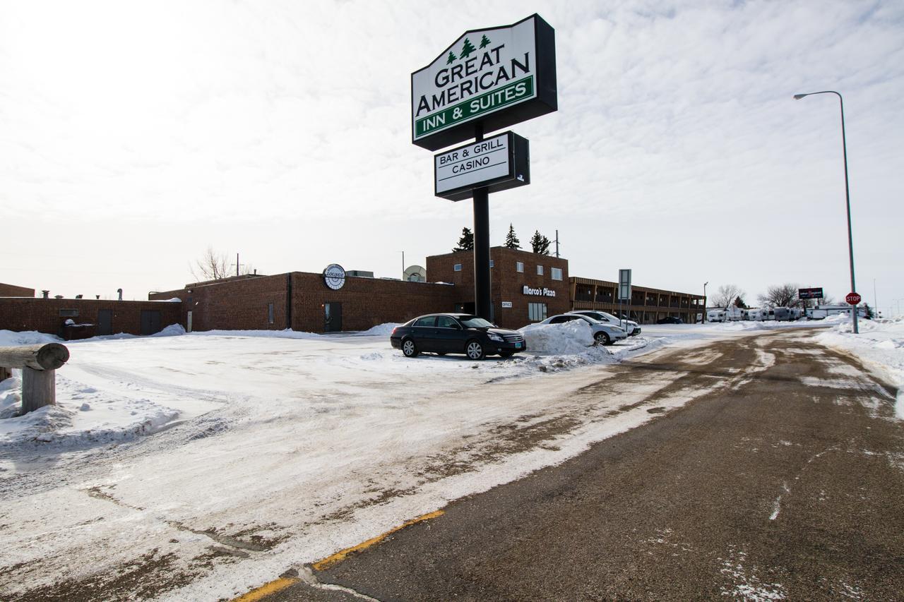Great American Inn & Suites Devils Lake Exteriör bild